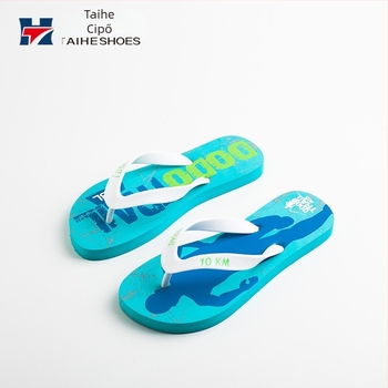 Férfi szandál PVC felsőrésszel és EVA talppal, áttört dizájn, csúszásmentes, lélegző.