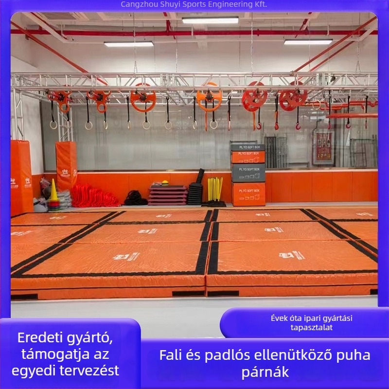 Belső edzőterem falvédő — szövetes puha burkolat, rajzfilm-stílus