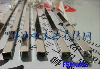 Rozsdamentes acél U‑alakú horny profil ajtókeretekhez, falvonalakhoz és mennyezeti élekhez, beépített kétoldalas képkerettel