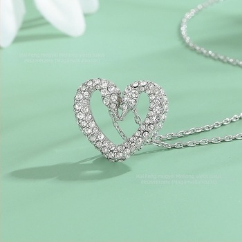 Beating Heart nyaklánc Swarovski kristályokkal, geometriai kialakítás, O-lánc, többszintű, medállal