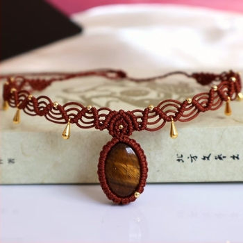 Nyaklánc tigrislátóval - kézzel készített boho stílusban, viasz zsinór lánc, medál: tigrislátó, egyrétegű, súly: 9 g (Anyag: tigrislátó; Medál: tigrislátó; Lánc: viasz zsinór; Réteg: egyrétegű; Tömeg: 9 g)