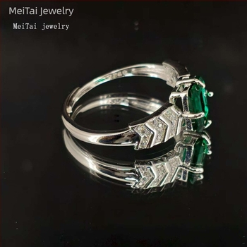 925 ezüst gyűrű laboratóriumban nevelt smaragddal, üreges kialakítás, könnyed luxus stílus, nőknek