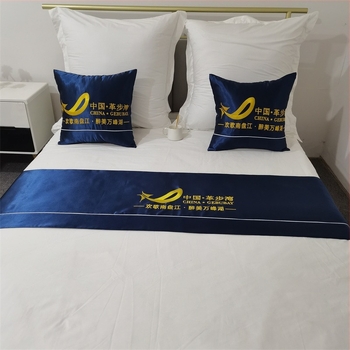 Hotel-stílusú ágyvégi törölköző logóval – poliészter szatén fényes felület, modern-minimalista stílus, logó nyomtatás lehetséges, termék 715, egyéni feldolgozás