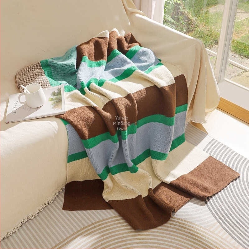 Kávébarna csíkos kötött fleece pléd, ideális kanapéra és éjjeliszekrényhez, nordic stílus
