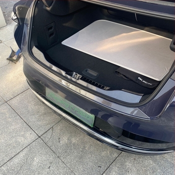 Műanyag belső küszöbszegély készlet karbon szálas mintával és üdvözlő pedállal Buick L7-hez