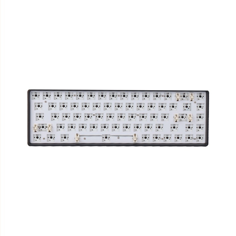 68‑gombos mechanikus billentyűzet DIY készlet RGB háttérvilágítással, zöld tengelyű kapcsolók, vezetékes csatlakozás