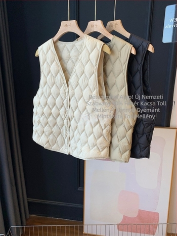 Fehér kacsa tollal töltött mellény, diamant mintás töltés, közepes vastagság, V-nyakú, hossz 50–65 cm