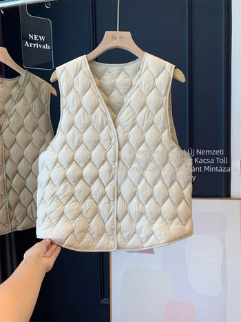 Fehér kacsa tollal töltött mellény, diamant mintás töltés, közepes vastagság, V-nyakú, hossz 50–65 cm