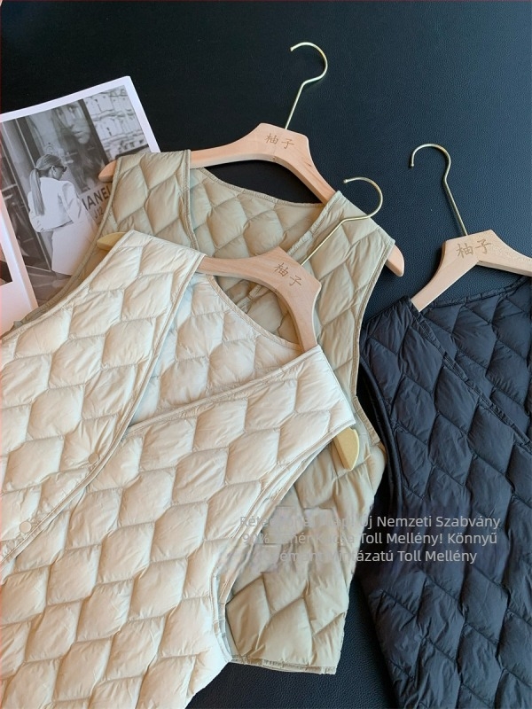 Fehér kacsa tollal töltött mellény, diamant mintás töltés, közepes vastagság, V-nyakú, hossz 50–65 cm