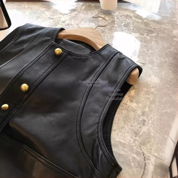 Női PU bőr mellény, lazán szabott, kerek nyakú, záródó egy sor csattal