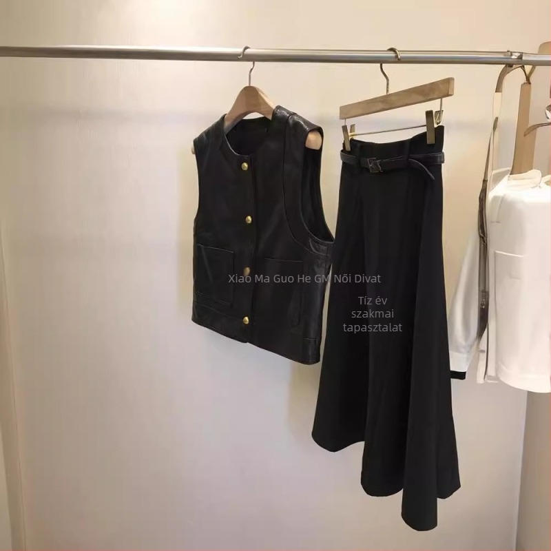 Női PU bőr mellény, lazán szabott, kerek nyakú, záródó egy sor csattal