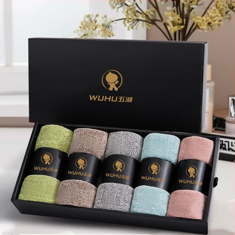 Korall fleece törölköző ajándékdobozzal logónyomással, testre szabható, 80 g, fésült fonal, varrt szegéllyel