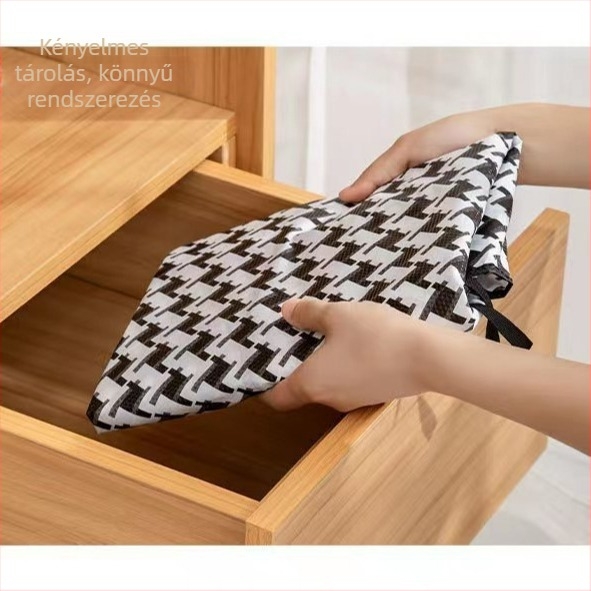 Garderobhoz ruhaszárvédő – egyszerű, modern stílus; anyag: nem szövött textil; felhasználás: ruhák; funkció: por- és nedvességvédelme; ideális hálószobai tároláshoz