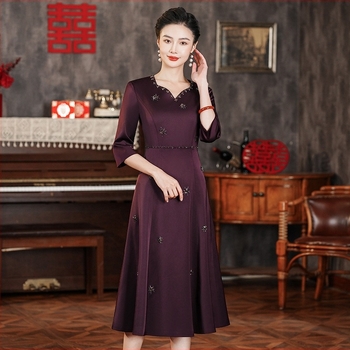 Kínai stílusú női ruha V-nyakkal, tavasz 2024, brokát satén anyag, poliészter 90–95%, szoknya hossza 116 cm