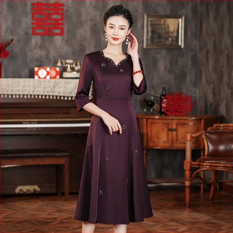 Kínai stílusú női ruha V-nyakkal, tavasz 2024, brokát satén anyag, poliészter 90–95%, szoknya hossza 116 cm