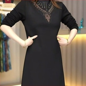 Női téli ruha fleeces béléses, vastagabb, karcsúsító, elegáns és sokoldalú; középméretű hossz, A-vonalú szabás, hosszú ujjak, kapucnival, patchwork stílus