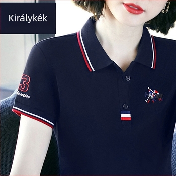 Polo-nyakú rövid ujjú felső, pamut-viszkóz keverék, nyomtatott kollázs dizájn, bő szabás