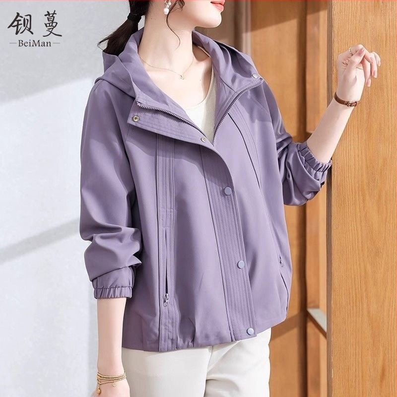 Snow Evening középméretű női kabát, Casual stílus, geometriai mintázat, enyhén gyűrt felület, TR szövet PVC 70–80% és poliészter 50–70%, Ősz 2025