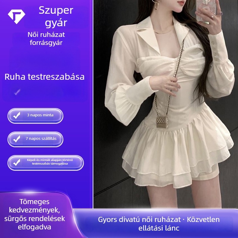 Fehér hosszú ujjú ingruha, négyzetes nyakú, pliszírozott derék és puffos A-vonalú szoknya