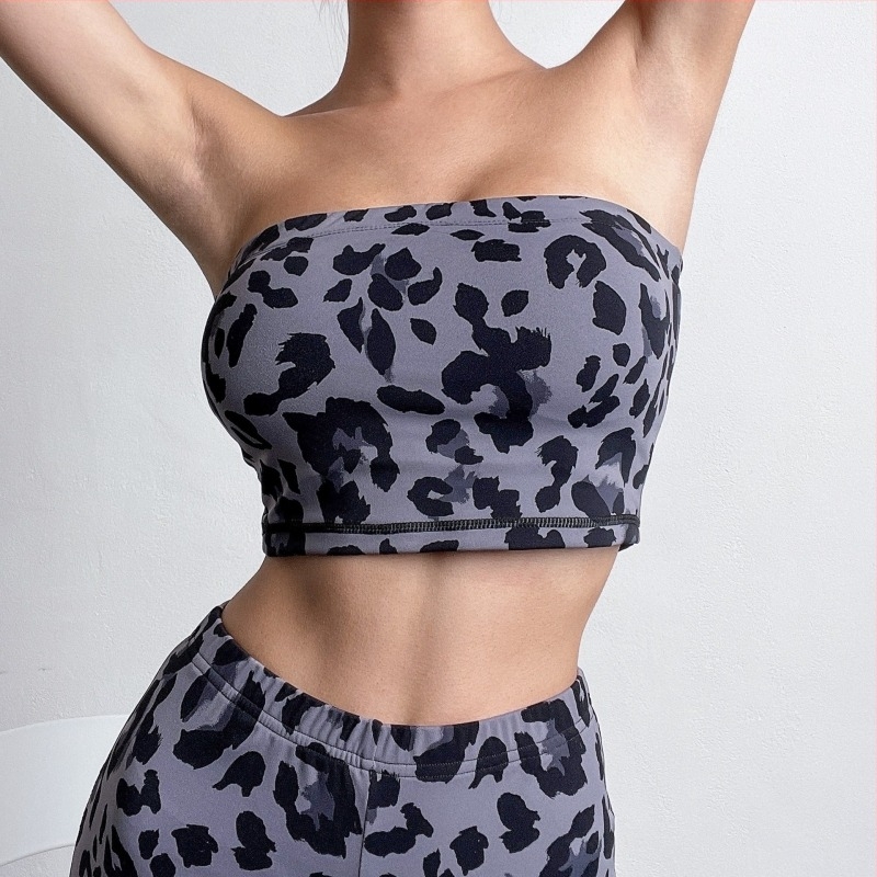 Leopárd mintás pánt nélküli sportmelltartó, párnázott és vékony formázott kosarak, elől záródás, fő anyag: nylon 80%, bélés: spandex 20%