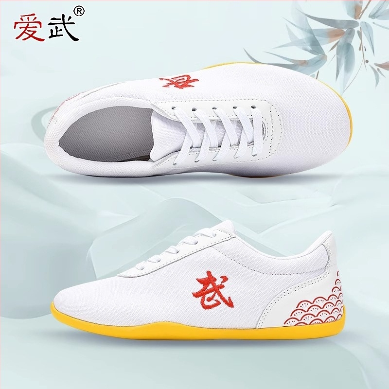 Harcművészeti edzőcipő – vászon felsőrész, alacsony bokavonal, elöl fűzőzár, könnyű felépítés, talp marhacsontból