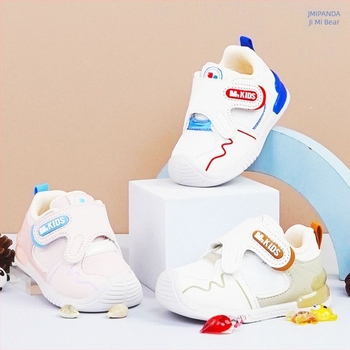 Gyerekeknek készült sneaker, lélegző szintetikus bőrfelsővel, Velcro-zár, alacsony profilú kialakítás, csúszásmentes és kopásálló talppal