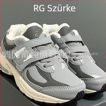 Gyerekeknek futócipő fleece béléssel; Velcro-zárás; felsőrész: velúr + szintetikus bőr + textil; talp: gumi + EVA + PU; könnyű, csúszásmentes, kopásálló és ütéscsillapító.