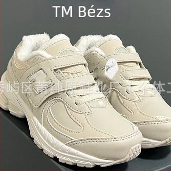 Gyerekeknek futócipő fleece béléssel; Velcro-zárás; felsőrész: velúr + szintetikus bőr + textil; talp: gumi + EVA + PU; könnyű, csúszásmentes, kopásálló és ütéscsillapító.