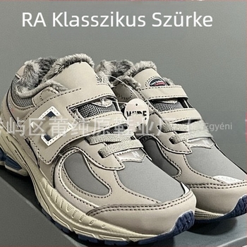 Gyerekeknek futócipő fleece béléssel; Velcro-zárás; felsőrész: velúr + szintetikus bőr + textil; talp: gumi + EVA + PU; könnyű, csúszásmentes, kopásálló és ütéscsillapító.