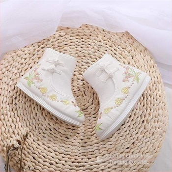 Lányoknak készült őszi-téli rövidcsizma etnikus hímzéssel, hagyományos kínai ihletésű dizájn, táncelőadásokhoz, felső rész: pamut, talp: marha ín, 1–3 éveseknek