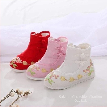 Lányoknak készült őszi-téli rövidcsizma etnikus hímzéssel, hagyományos kínai ihletésű dizájn, táncelőadásokhoz, felső rész: pamut, talp: marha ín, 1–3 éveseknek