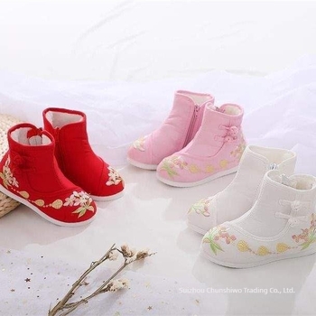 Lányoknak készült őszi-téli rövidcsizma etnikus hímzéssel, hagyományos kínai ihletésű dizájn, táncelőadásokhoz, felső rész: pamut, talp: marha ín, 1–3 éveseknek