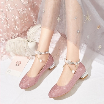 Hercegnő-stílusú gyerekeknek való magas sarkú cipő – PU felsőrész, gumírozott talp, domborított felület, csat zárás