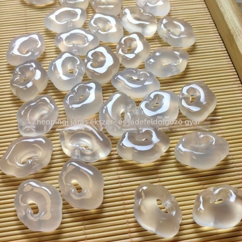 Geometriai formájú chalcedon medál – természetes anyag, polírozott felület, függő dísz
