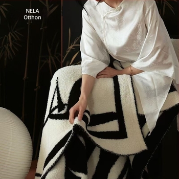 Kanapé takaró: jacquard kötött poliészter, geometriai minta, súly 920 g, tavasz-őszi szezon