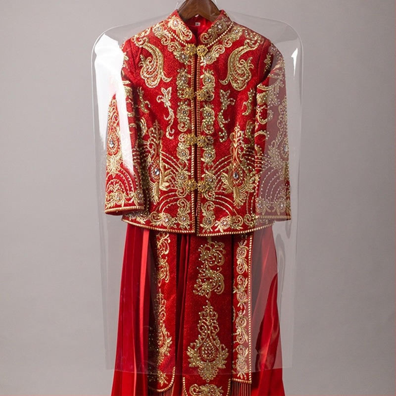 Átlátszó megerősített PVC ruhafedél, por- és nedvességálló, gardróbba tároláshoz.