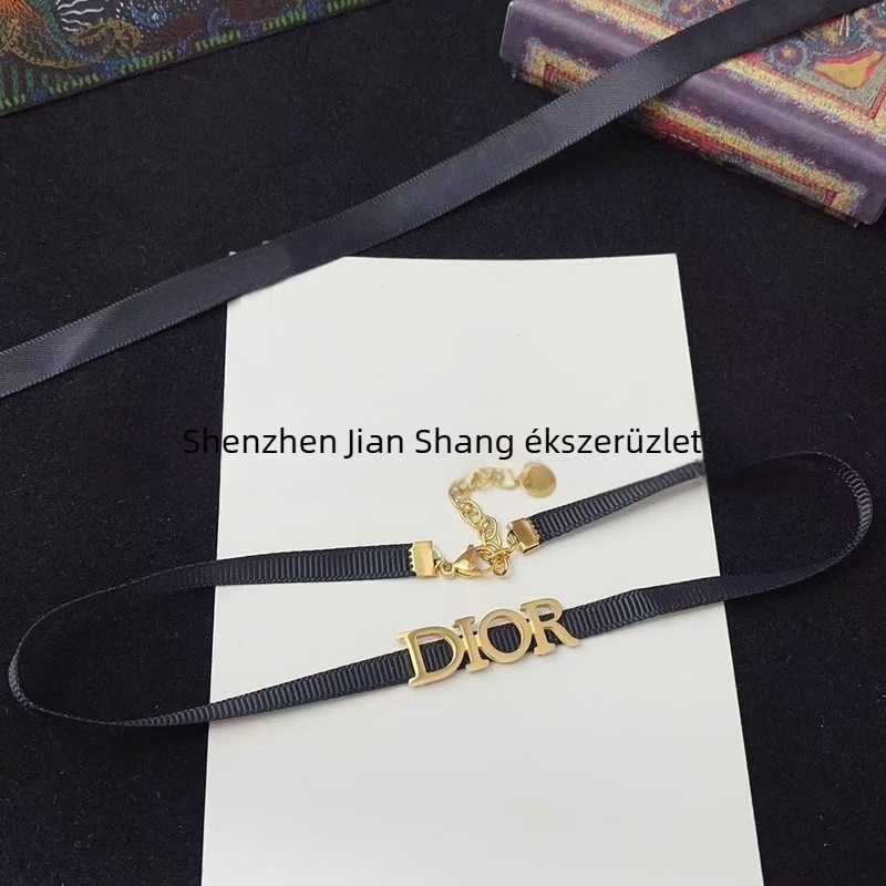Betűs medálos nyaklánc – medál titánacélból, wax rope lánccal, X696