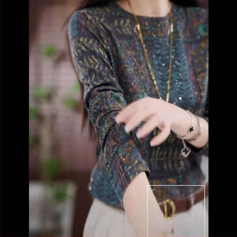 Kapucnis hosszú ujjú T‑shirt növény mintával, poliészter 90–95%, kerek nyak, lezser stílus