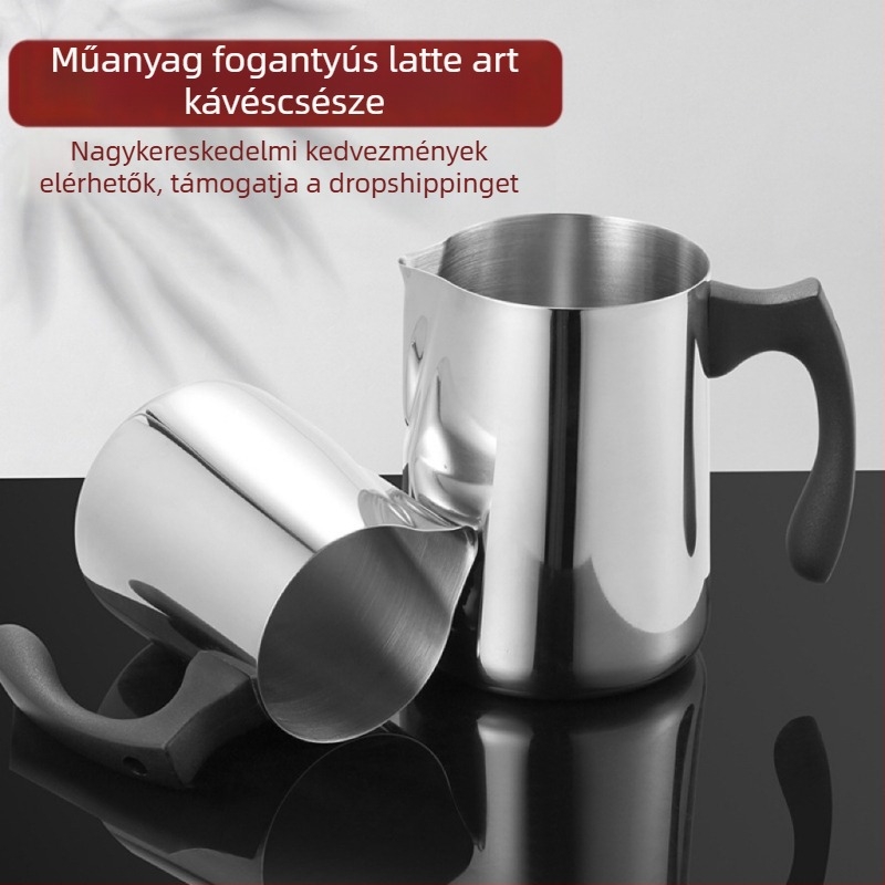 Rozsdamentes acélből készült latte art pohár műanyag nyéllel és skálával; tartalmaz latte art hengert és viaszolvasztó poharat; lézergravírozott logó; FR003; testreszabás elérhető