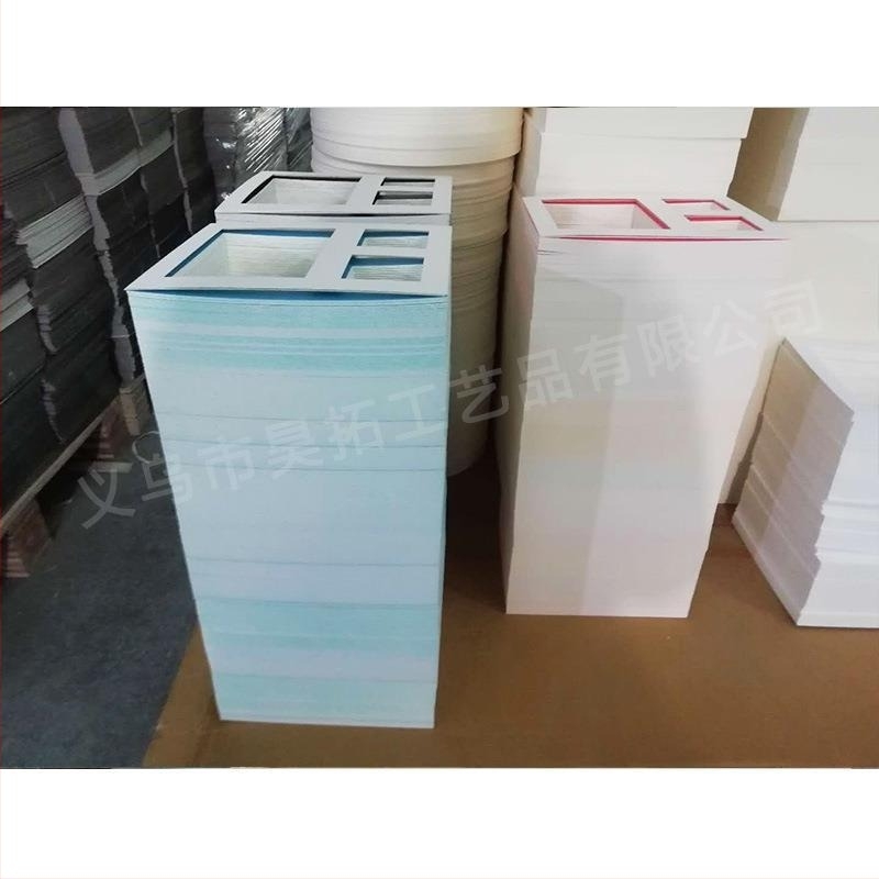 Masszív fa keret karton hátlap, gépi gyártás, keresztszemes díszítés, modern minimális stílus erkélyre