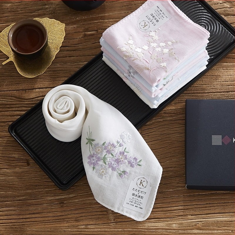 100% pamutból készült zsebkendő Lily of the Valley hímzett motívummal, japán stílusú lányos, 40 g, nyomtatott logóval és személyre szabhatósággal