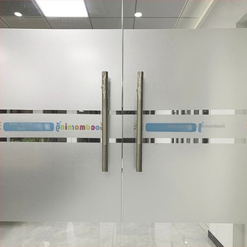 PVC fólia irodai üvegajtókhoz, matt átlátszó felülettel, öntapadós, UV nyomtatás, személyre szabható mintázat, márka Xing huinan, alkalmas nappalira, hálószobára és kereskedelmi helyiségekre