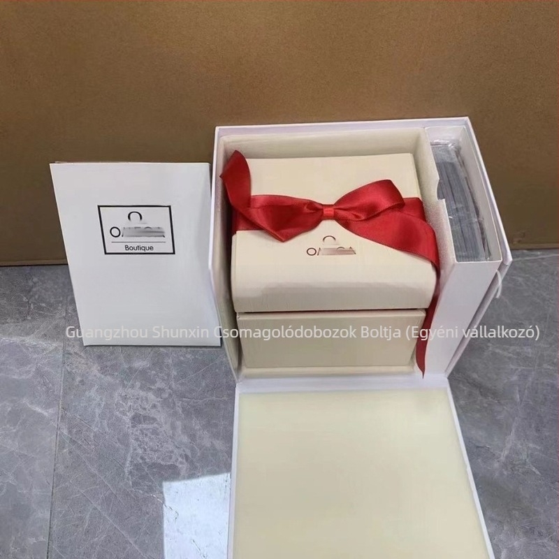 Replika órás doboz – Omi Cafe Konstelláció Pillangó sorozat; Anyag Cortical; Modell Replica watch box; Csomagolás Packing box; Cél: ajándék/általános/ékszer csomagolás; Gyártási folyamat replication process