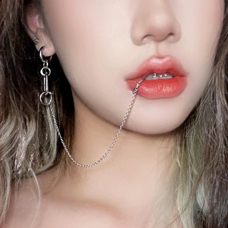 Ajakgyűrű, patkó alak, egy darabból készült, titánacélból, lyukmentes