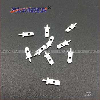 2,8 mm-es PCB egyedi rövid tüske csatlakozó, egyenes forrasztólemez, 0,8 mm vastagság, 10 000 db
