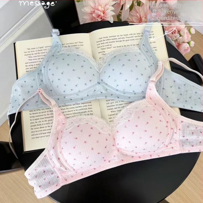 Varrás nélküli csipkés melltartó, 3/4 kosár, vékony formázott párna, anyag: nylon elasztán, hátul három sor kapocs, fix vállpántok