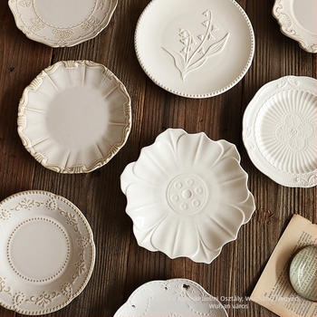 Porcelános tányér kemencés mázzal, csíkos mintázat, csipkézett forma, könnyed luxus retro stílus