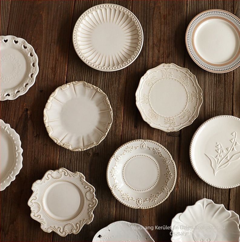Porcelános tányér kemencés mázzal, csíkos mintázat, csipkézett forma, könnyed luxus retro stílus
