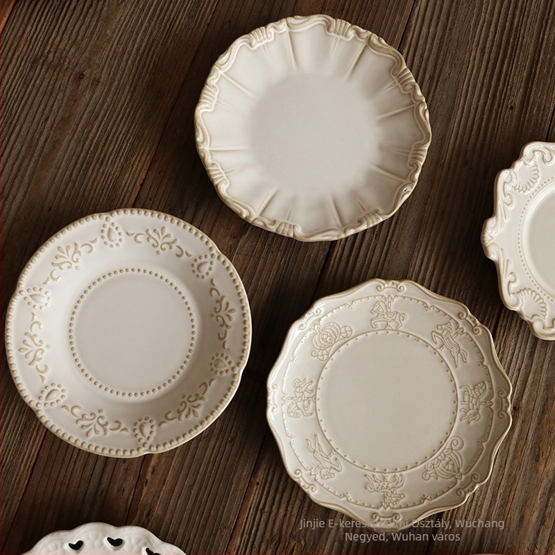 Porcelános tányér kemencés mázzal, csíkos mintázat, csipkézett forma, könnyed luxus retro stílus