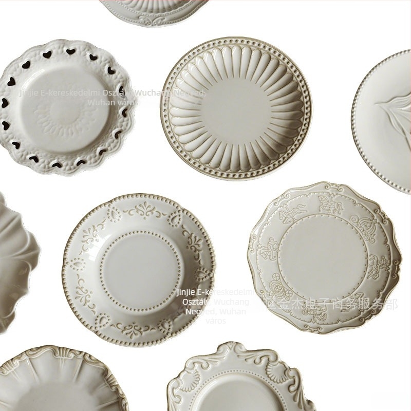 Porcelános tányér kemencés mázzal, csíkos mintázat, csipkézett forma, könnyed luxus retro stílus